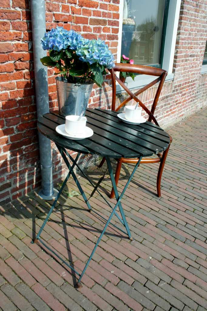 Terras voorzijde hotel de witte klok